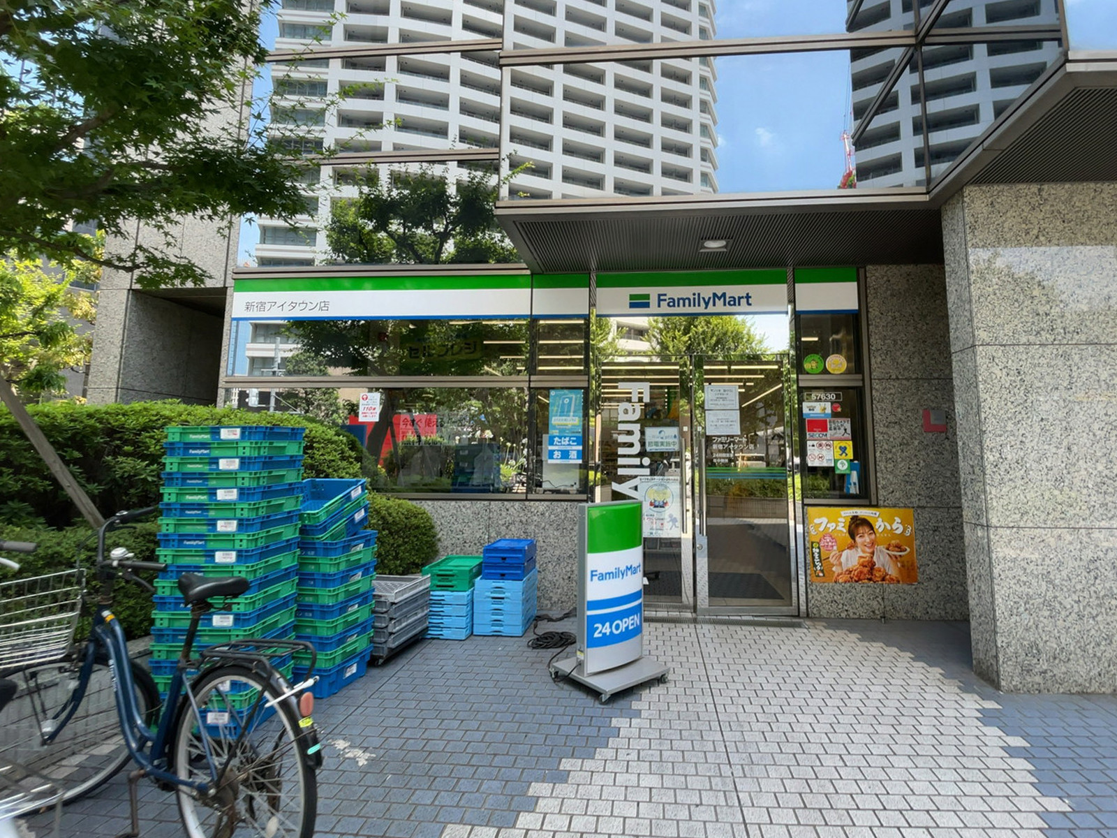 徒歩2分のファミリーマート 新宿アイタウン店