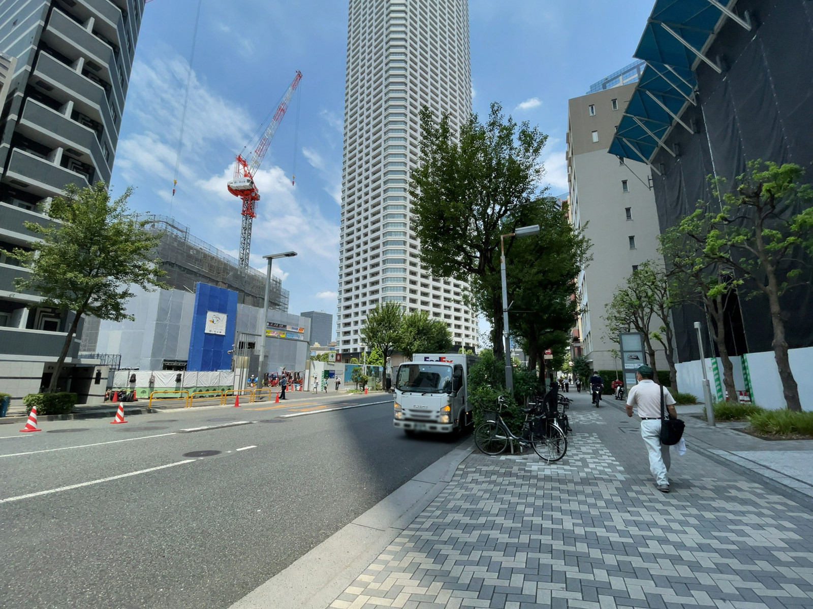 コンシェリア西新宿TOWER'S WEST前面の十二社通り