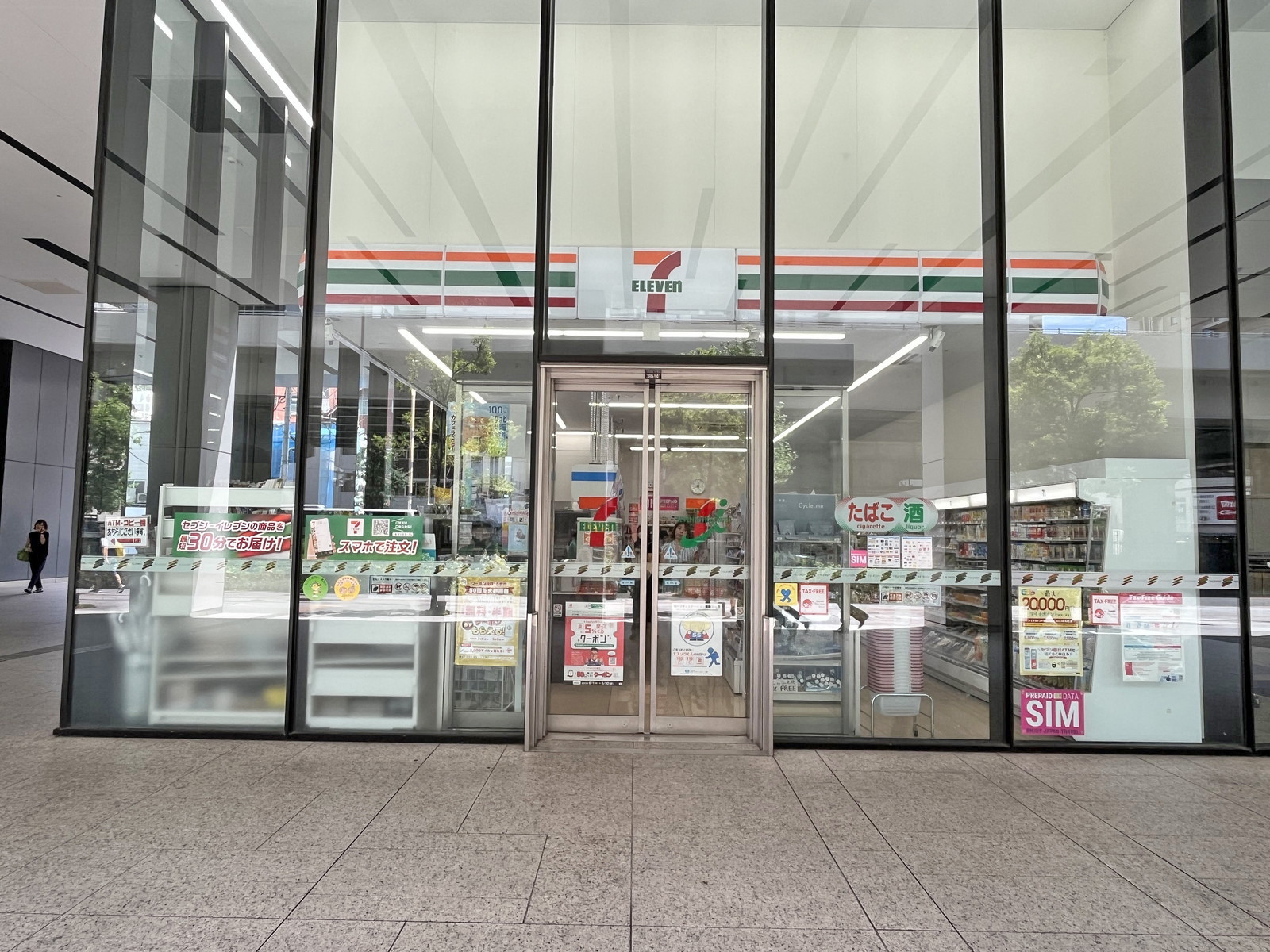 徒歩2分のセブンイレブン上野イーストタワー店