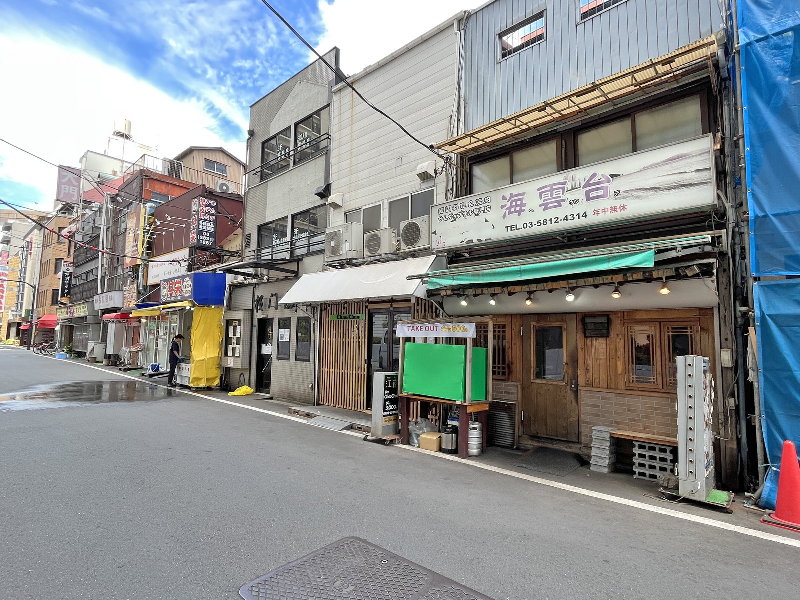 付近には飲食店が充実