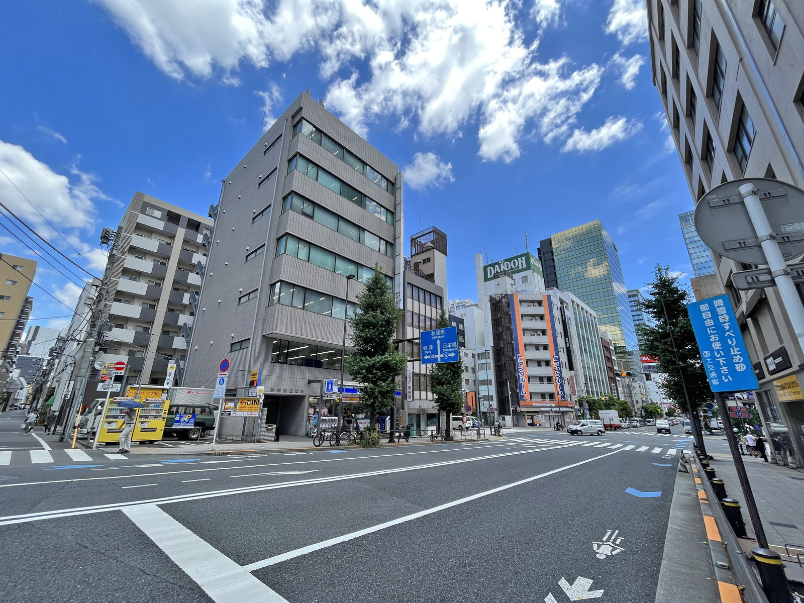 成田ビル前面通り