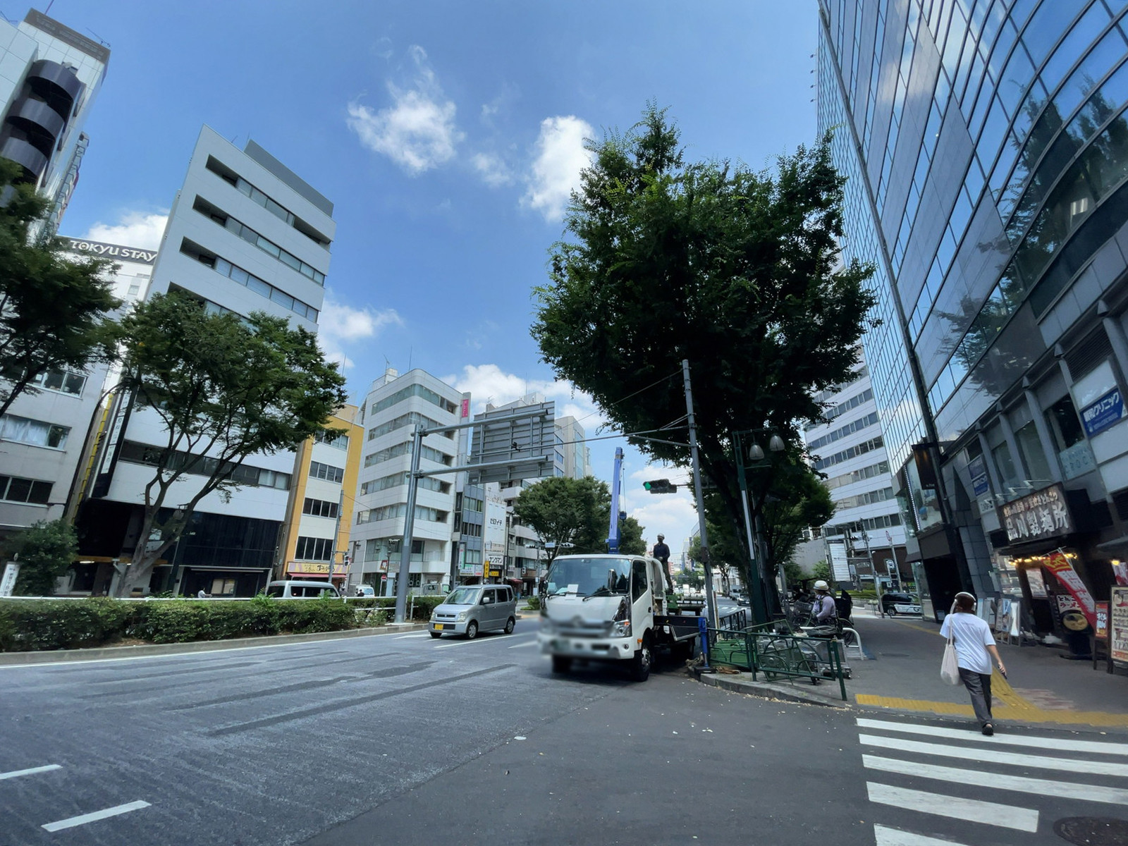 第33宮庭ビル前面の明治通り