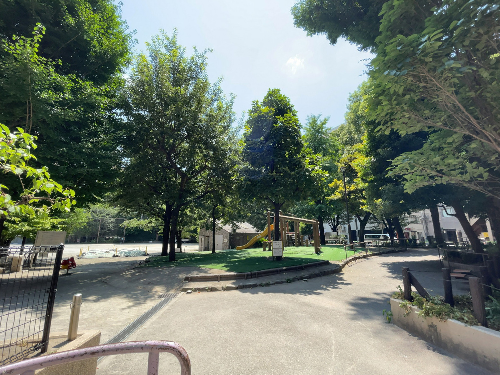 ビル前の新宿区立花園公園
