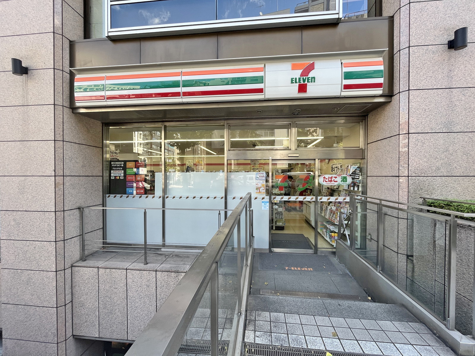 向かいの通りのセブンイレブン外神田妻恋坂店