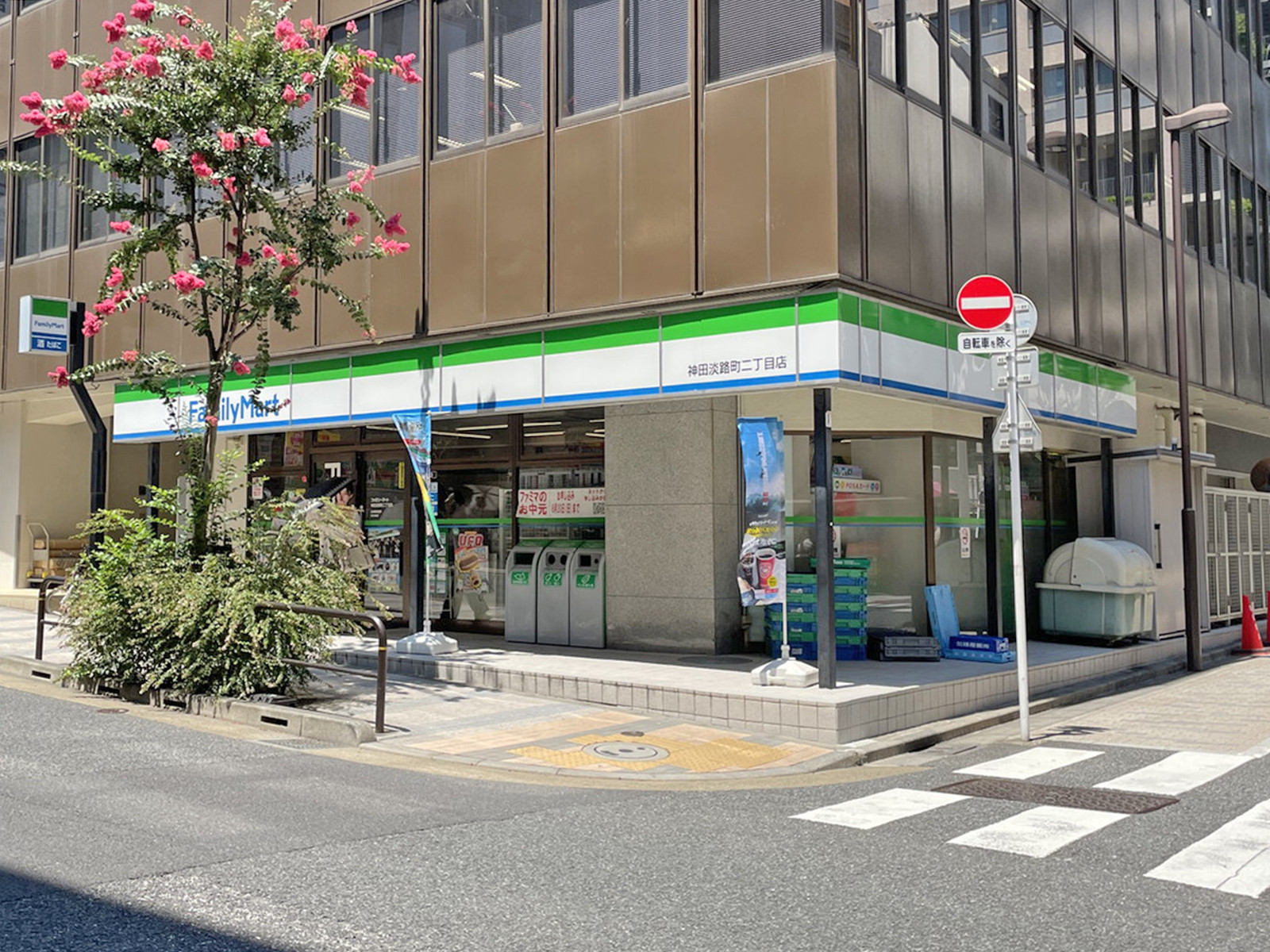 徒歩2分のファミリーマート神田淡路町2丁目店.