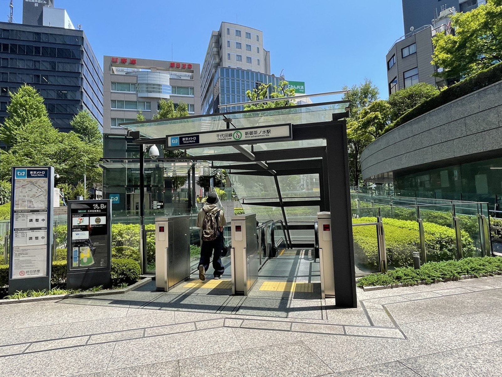 最寄りの「新御茶ノ水駅」