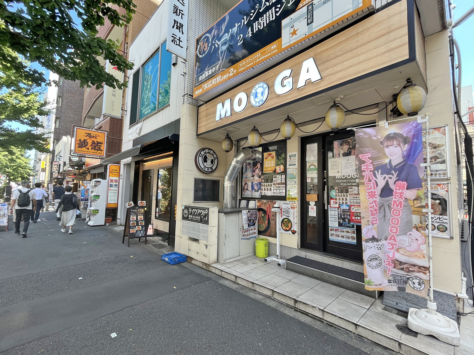 付近には飲食店が充実