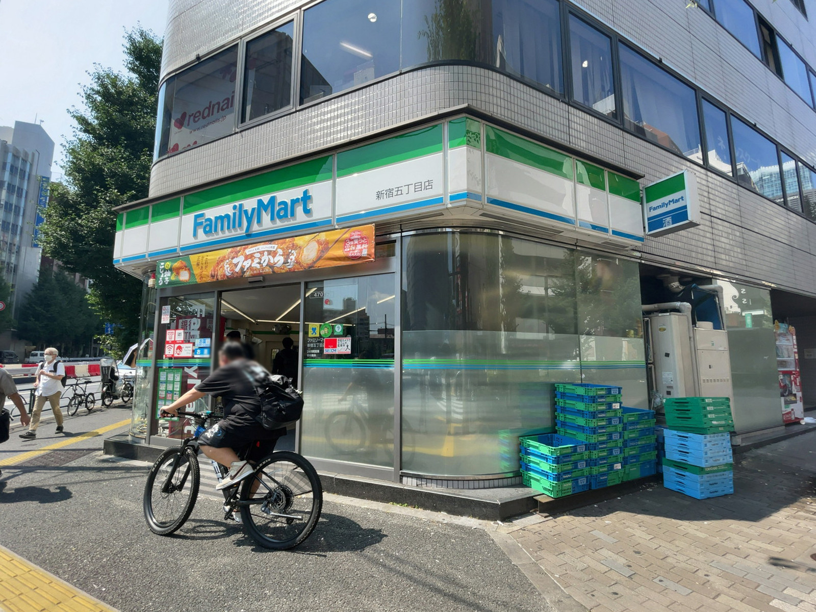 徒歩1分のファミリーマート 新宿五丁目店