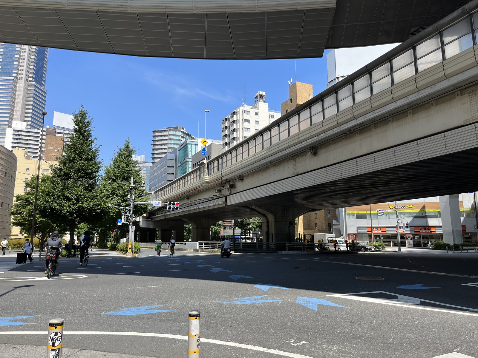 トーシンビルミレニアム前面の甲州街道