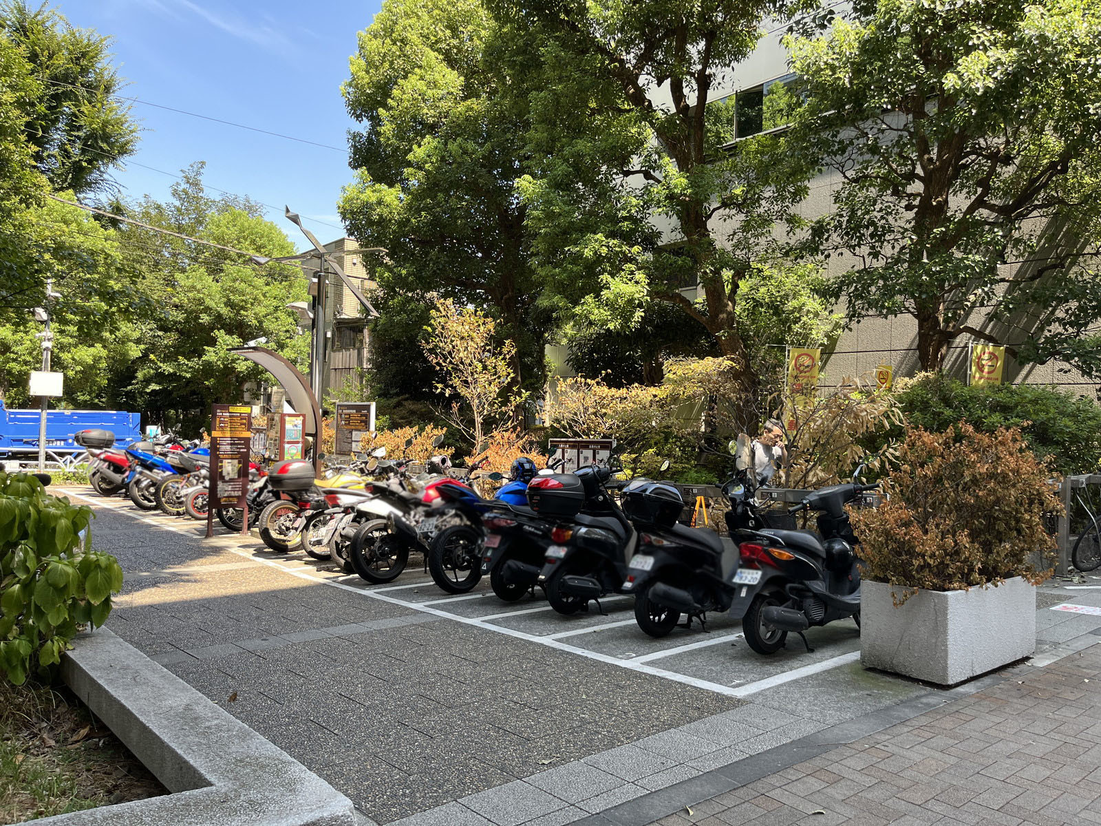 隣にある駐輪場