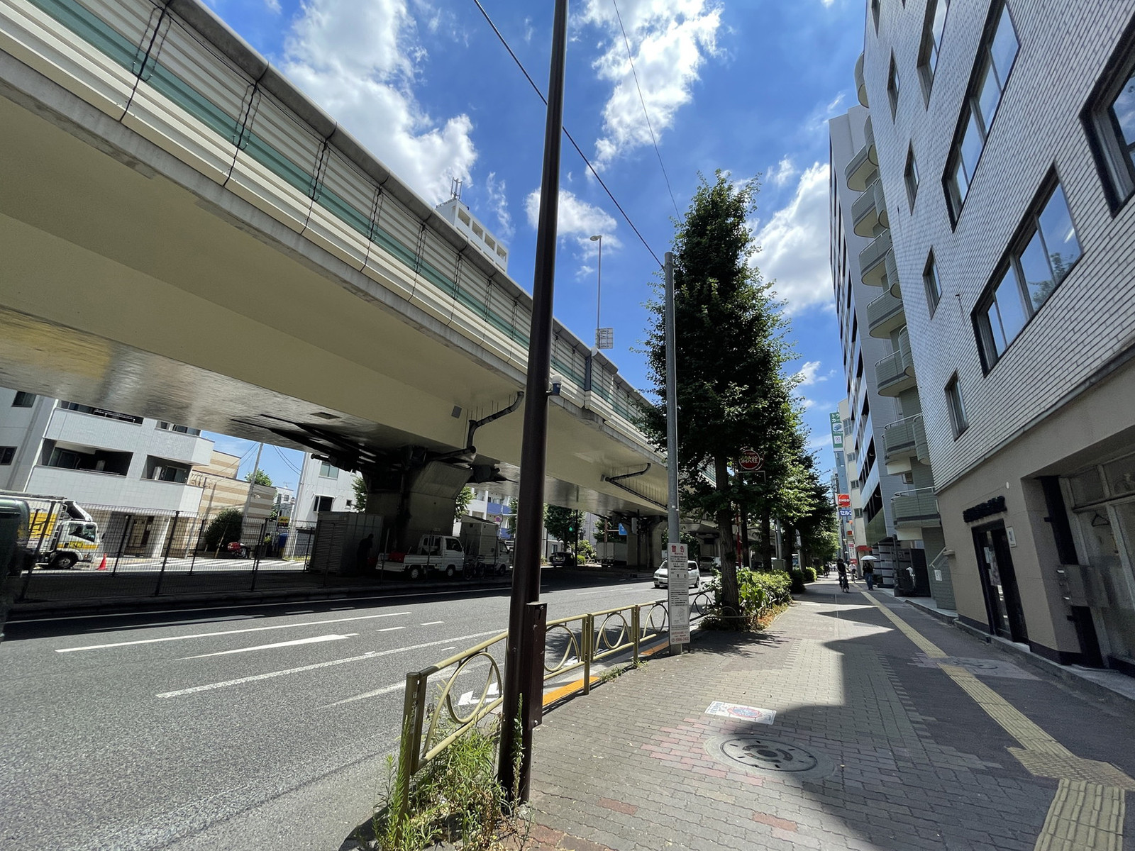 グレース飯島前面の川越街道