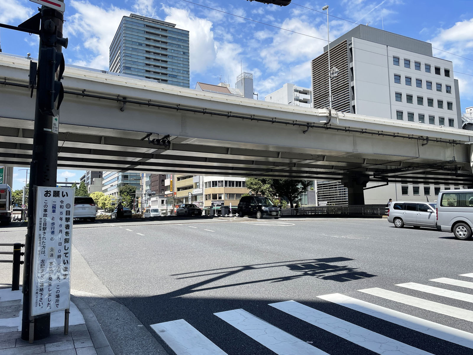 ニュー九段ビル前面の靖国通り