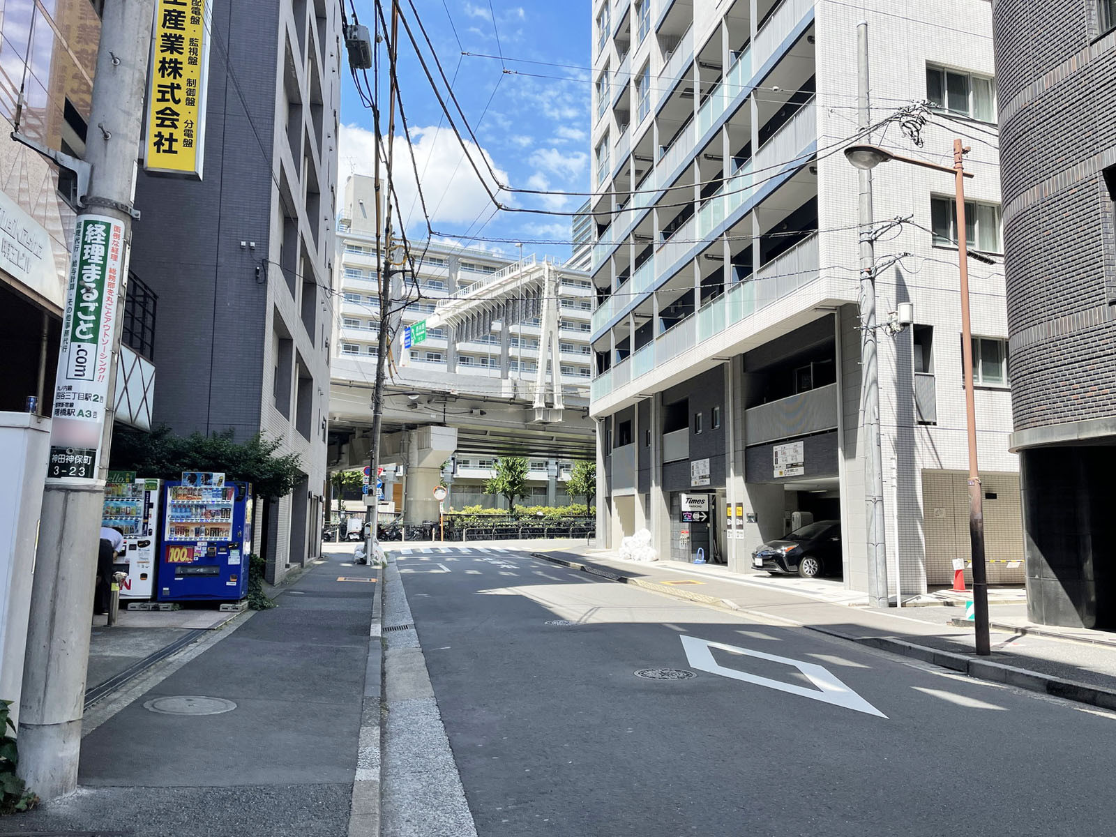 神保町錦明ビル前面の通り