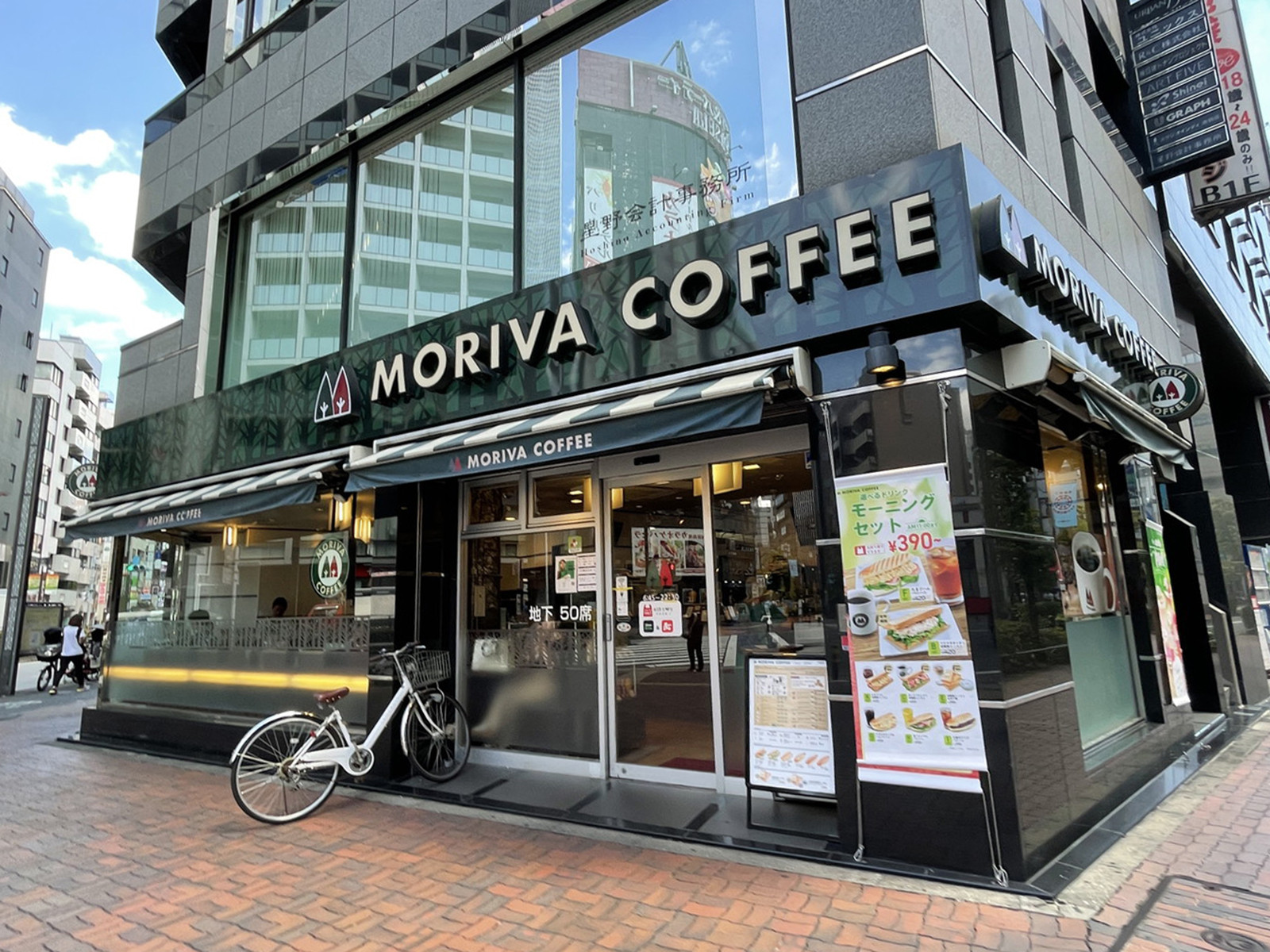 周辺には飲食店が点在