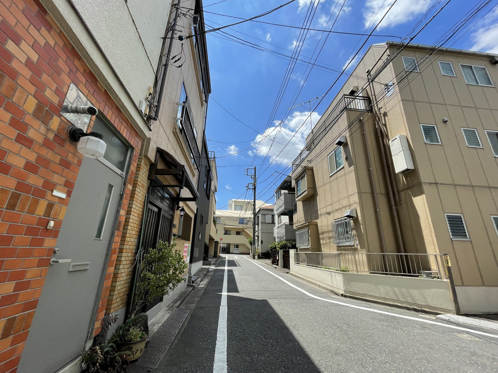 MNビル前面の通り