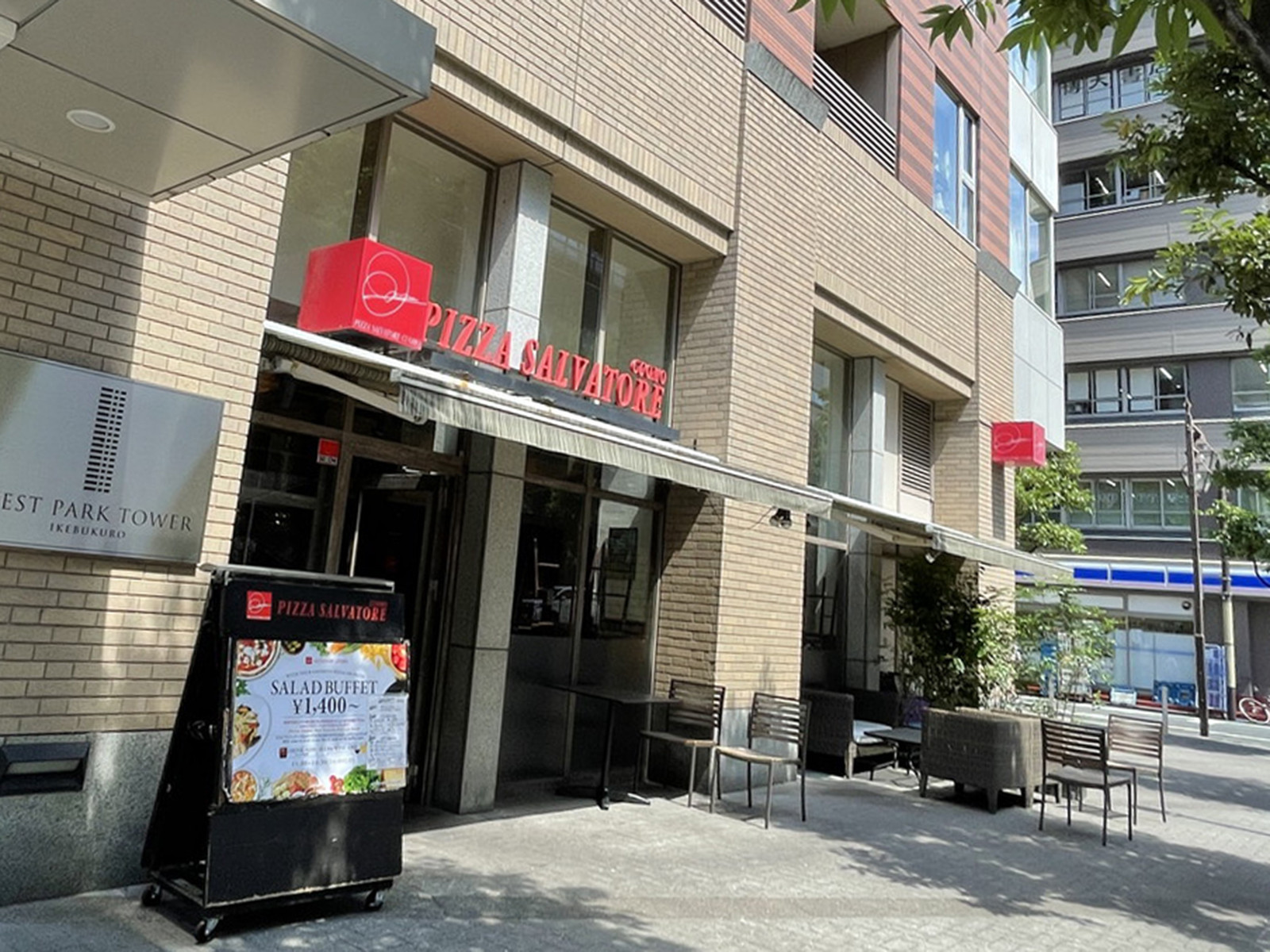周辺には飲食店が点在