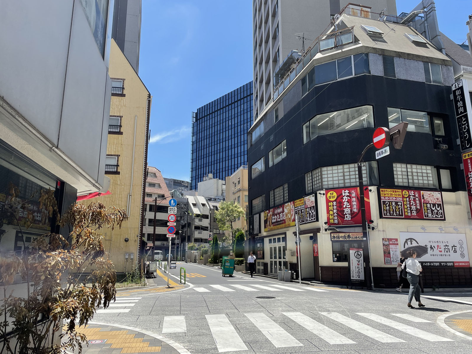 247ビル前面の通り