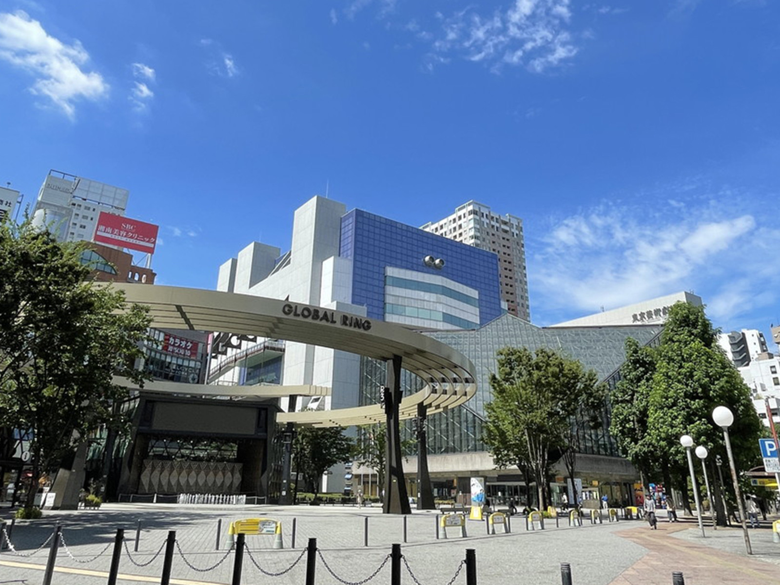 向かいの池袋芸術劇場