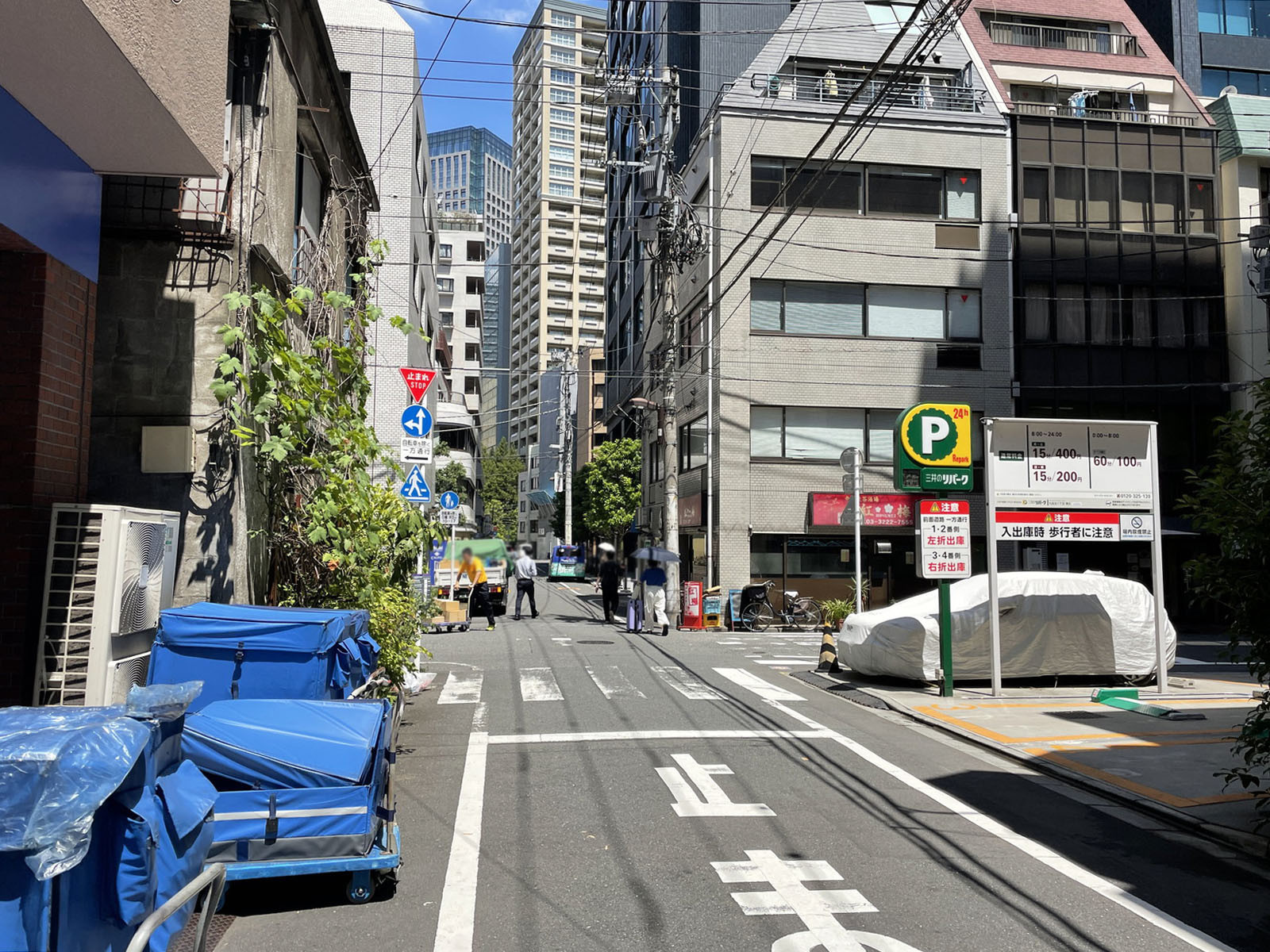 信太ビル前面の通り
