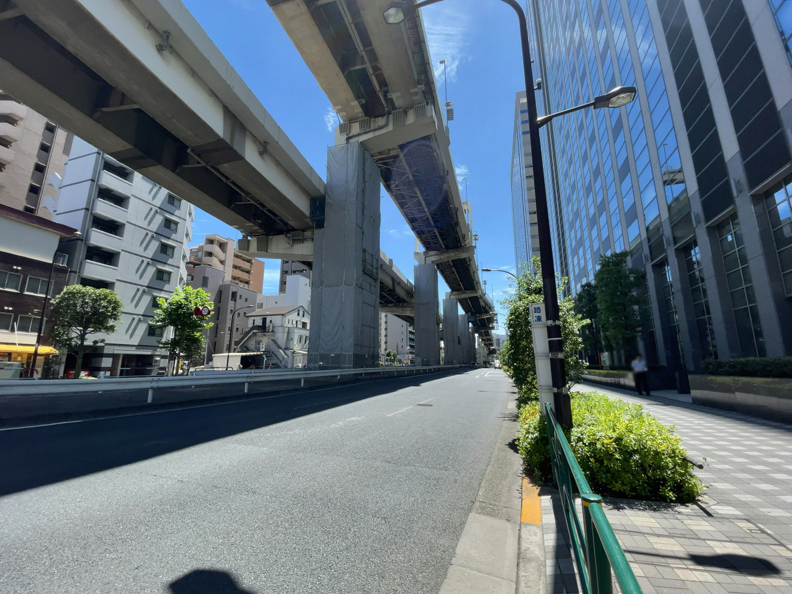深川ギャザリア・タワーN棟前面の三ツ目通り
