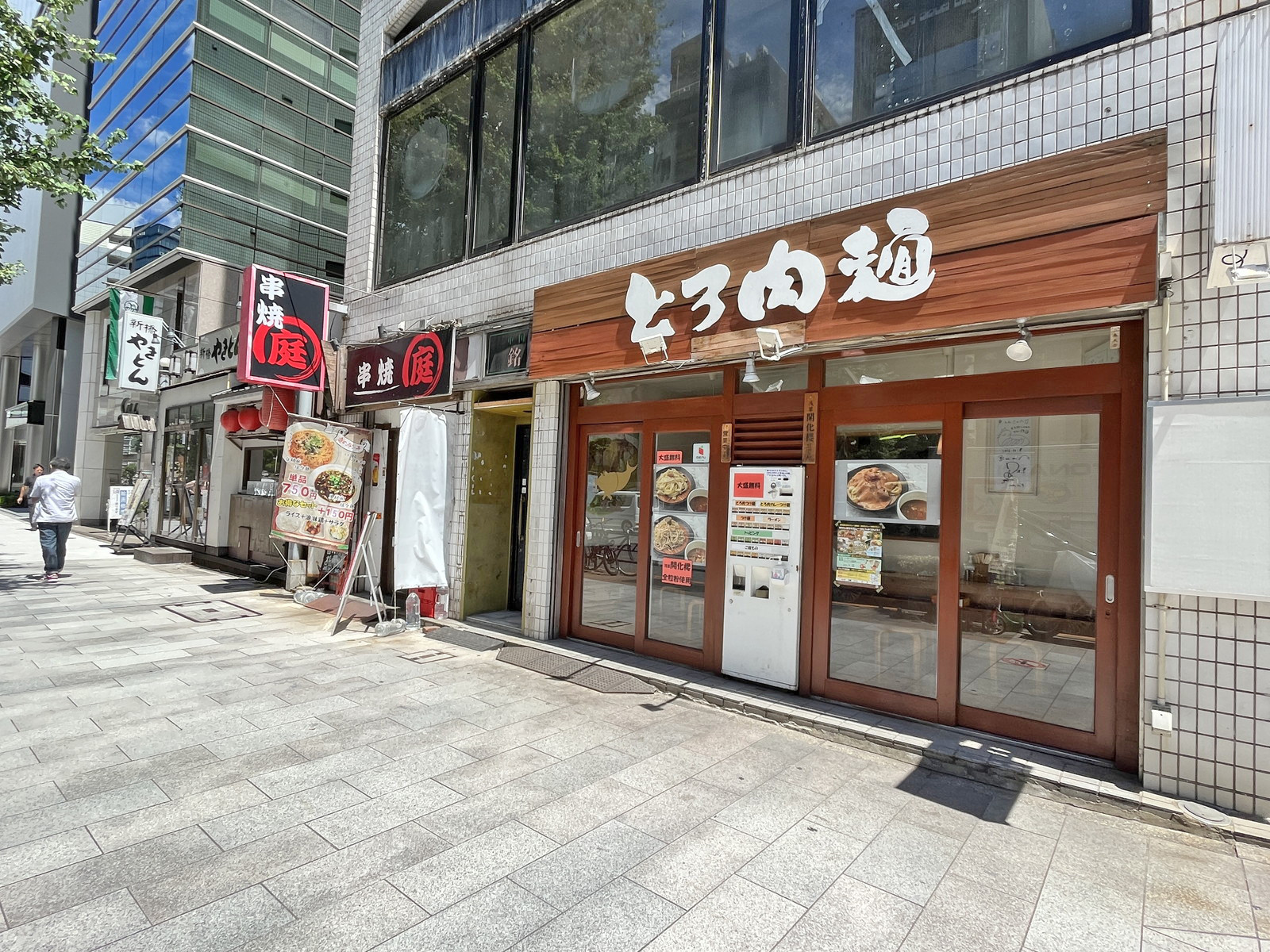 付近には飲食店が充実