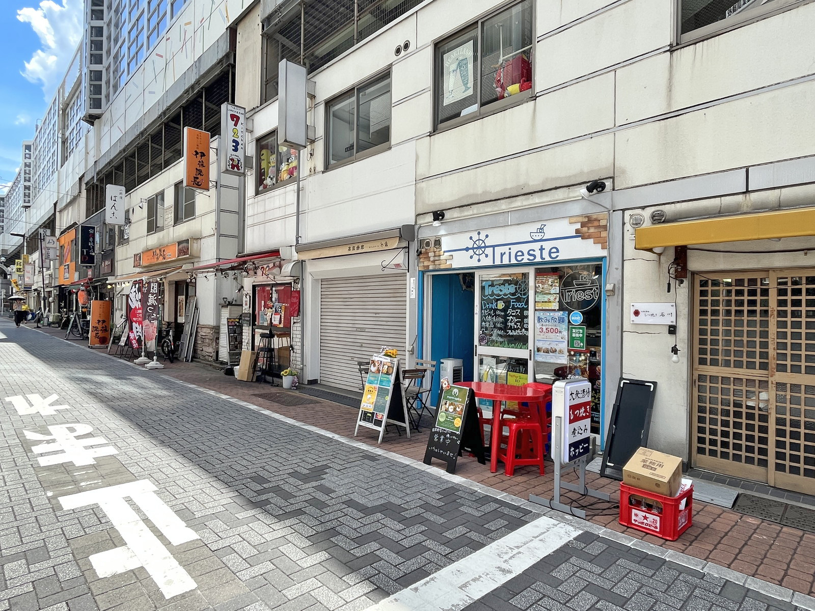 付近には飲食店が充実