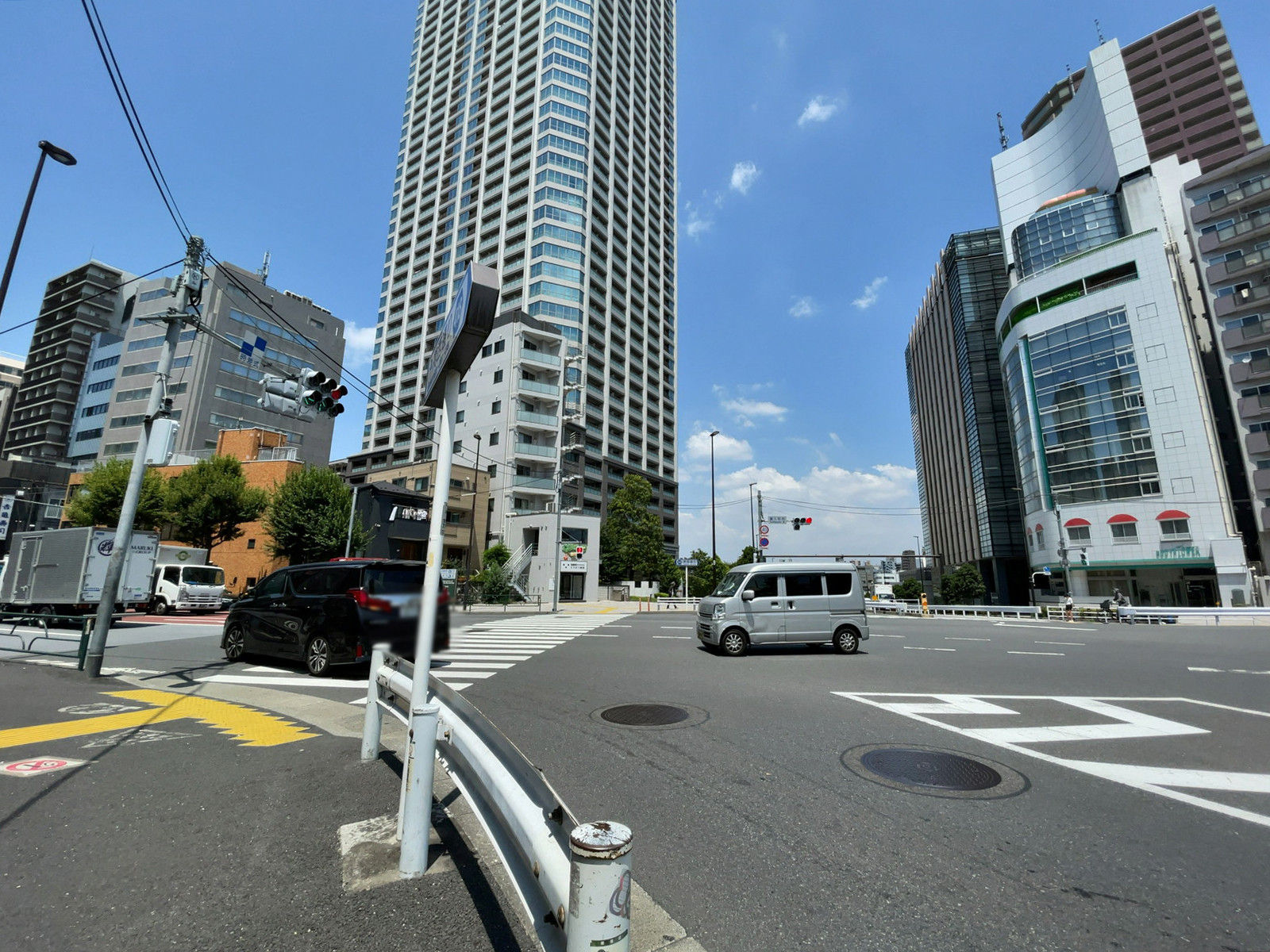 ビリーヴ新宿前面の外苑西通り