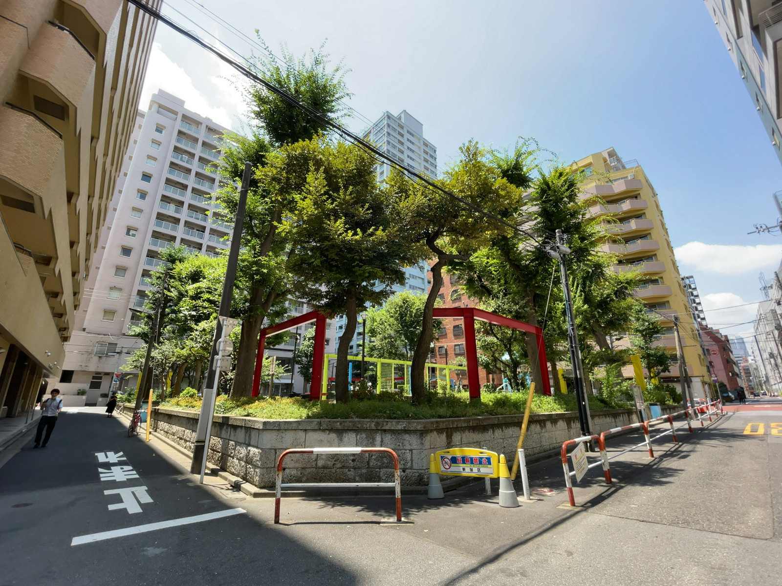 近くの新宿区立花園東公園