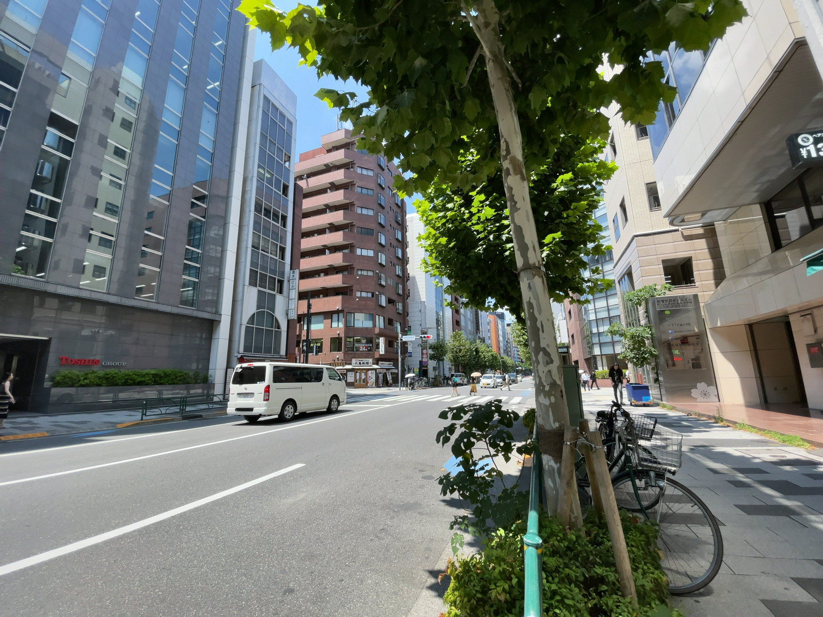 新宿中公ビル・御苑グリーンハイツ前面の新宿通り