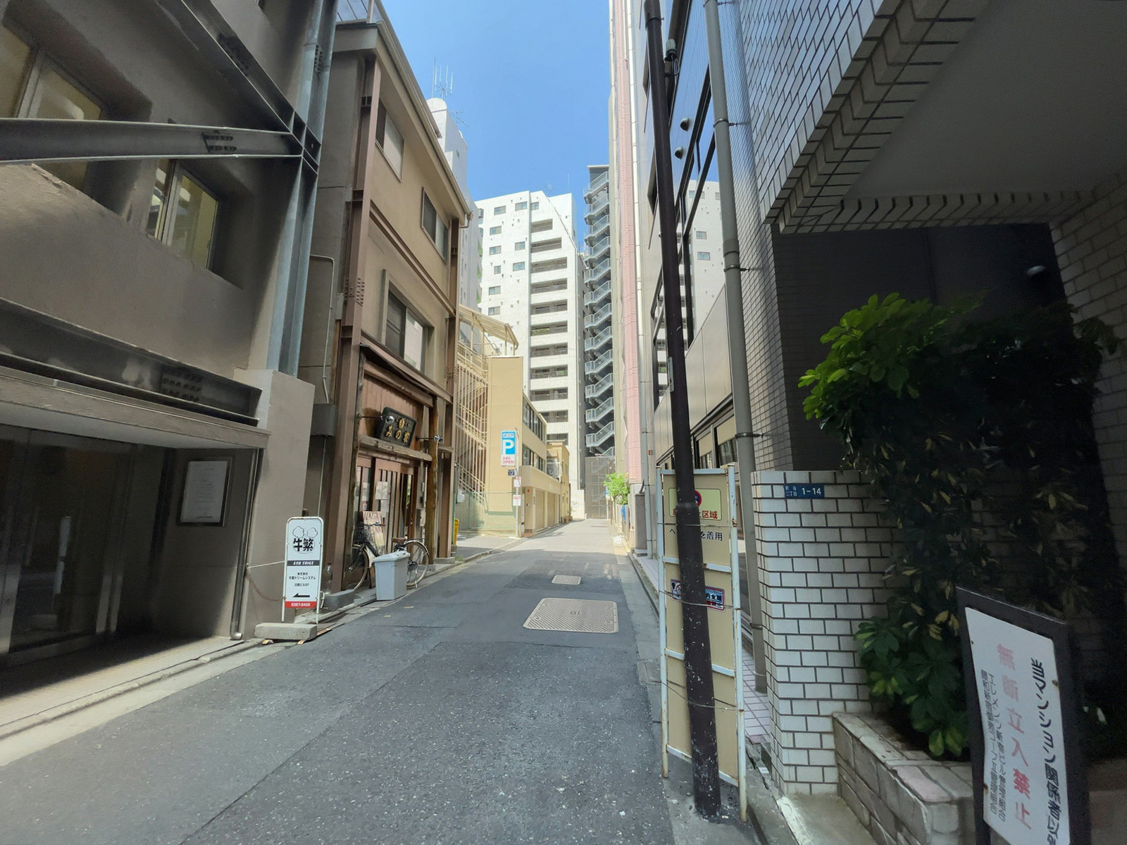 エレメンツ新宿ビル前面の通り