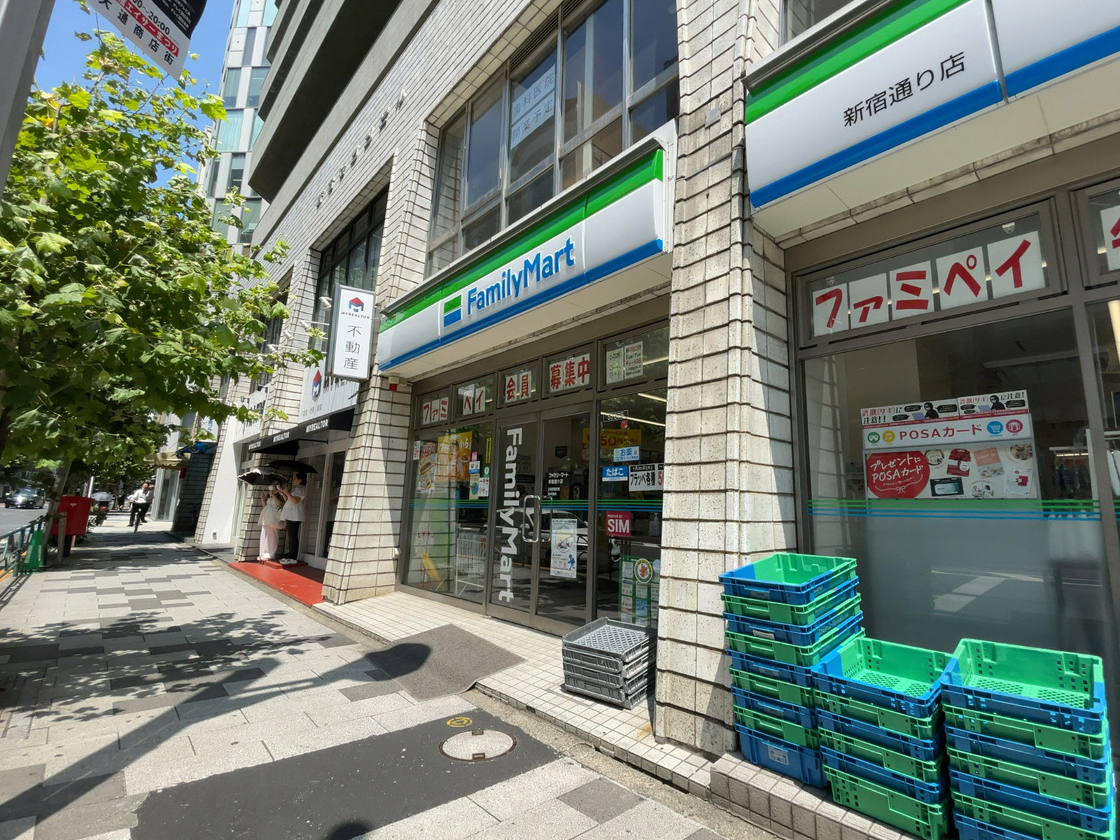 近くのファミリーマート 新宿通り店