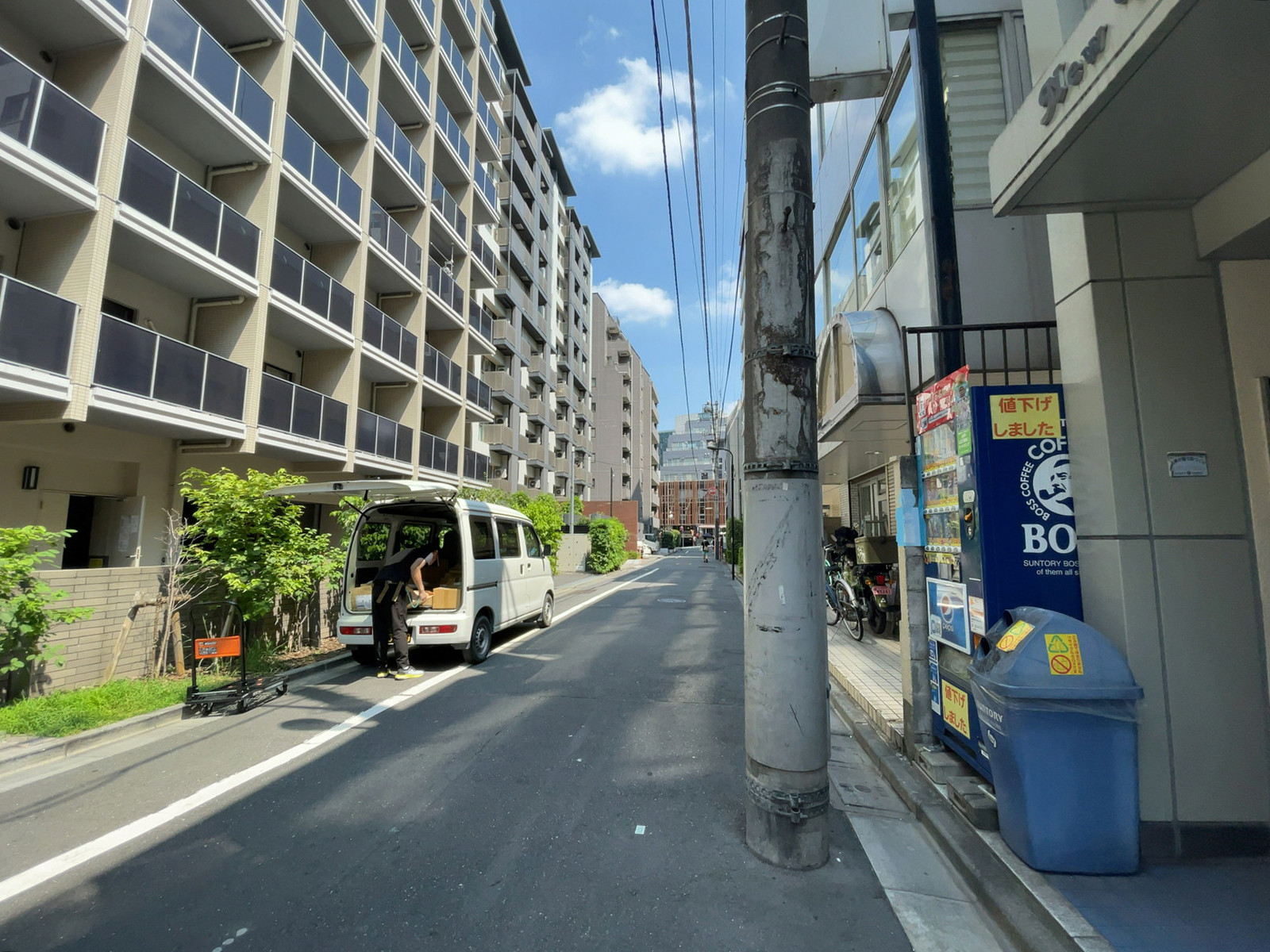 ニューバレービル前面の通り