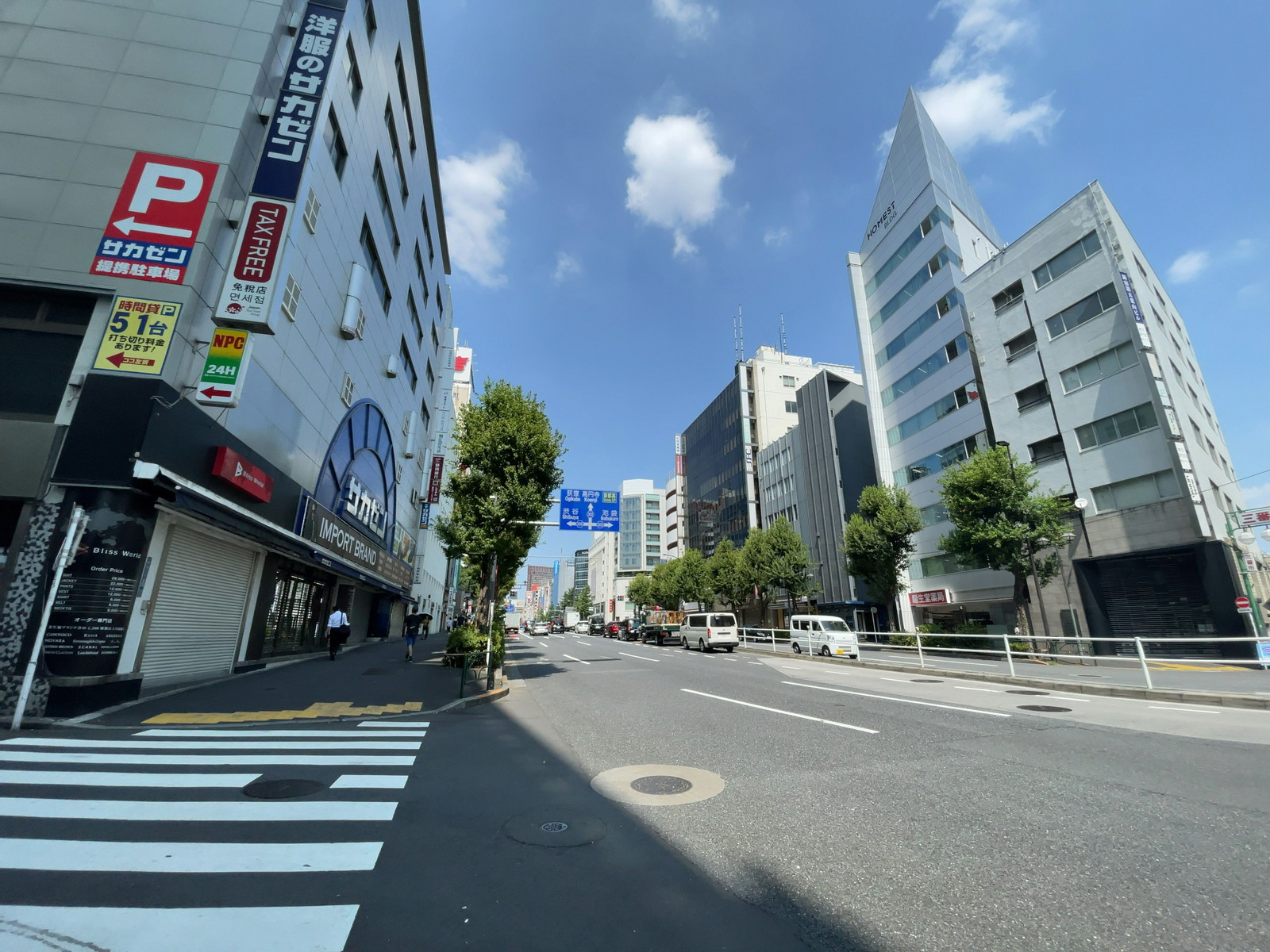 新宿イーストスクエアビル前面の通り
