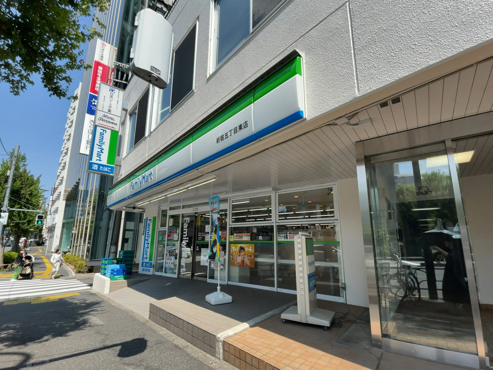 徒歩2分のファミリーマート 新宿5丁目東店