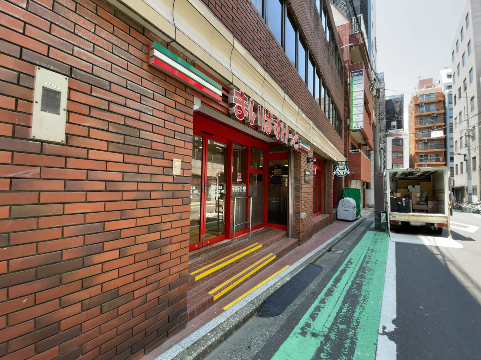 至近のまいばすけっと 新宿1丁目店