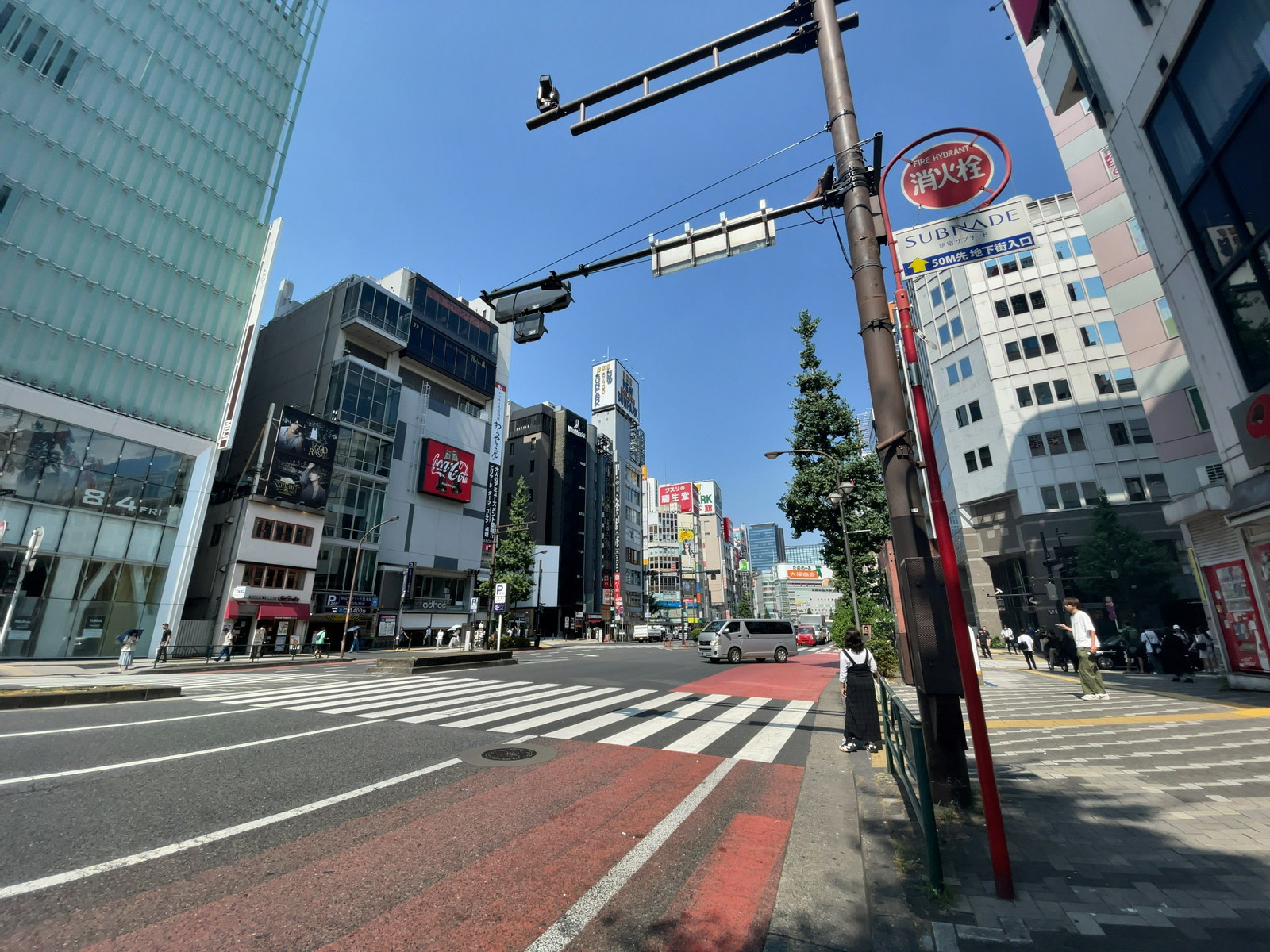 同栄新宿ビル前面の通り