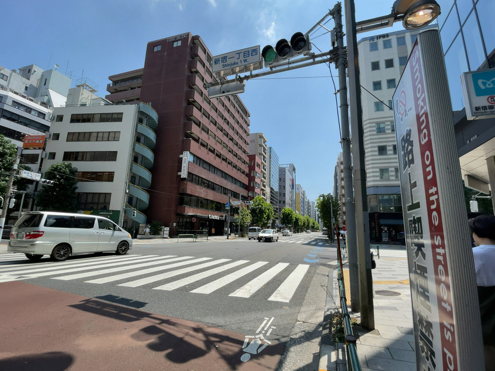 PMO新宿御苑前前面の新宿通り