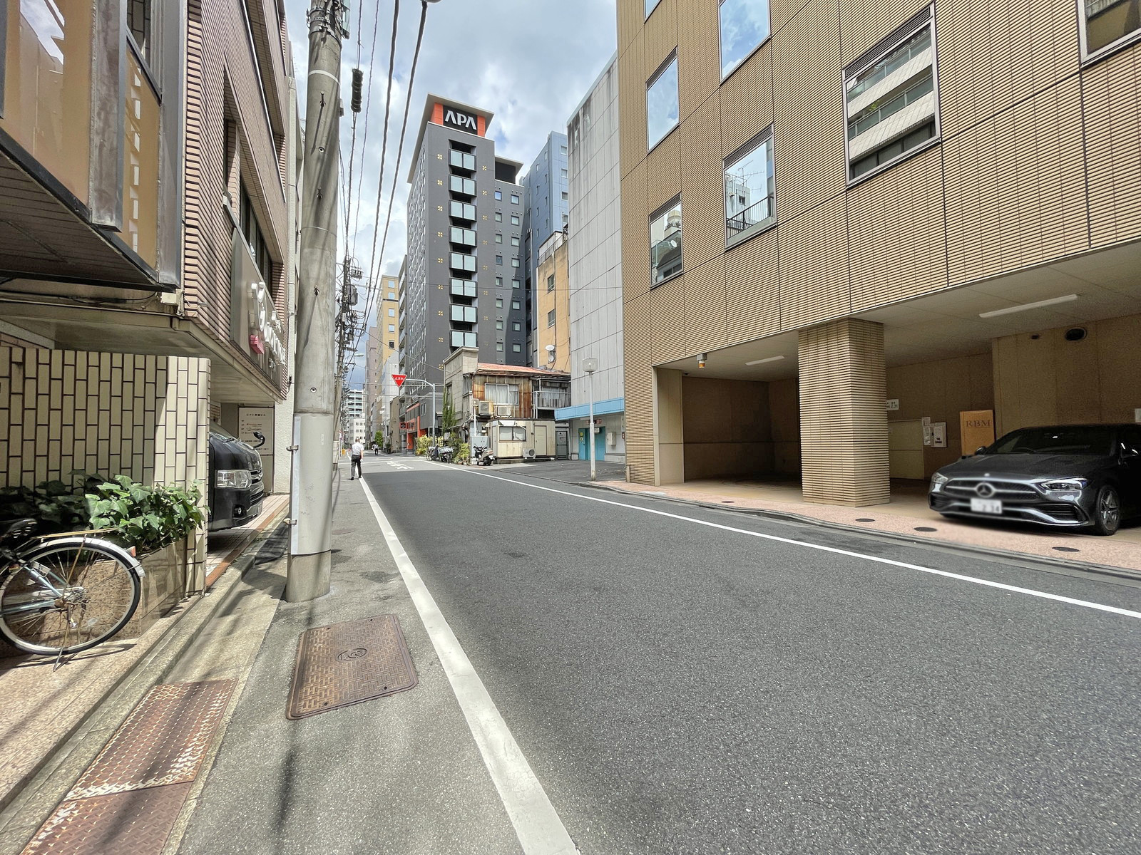 ミナト新富ビル前面の通り