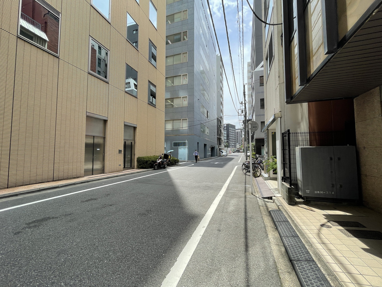 第2曽我ビル前面の通り