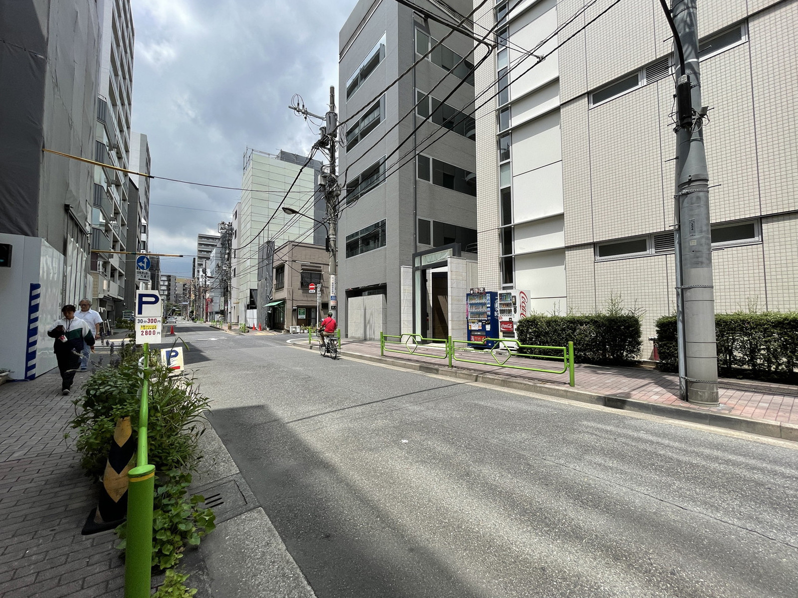 新富MTビル前面の通り