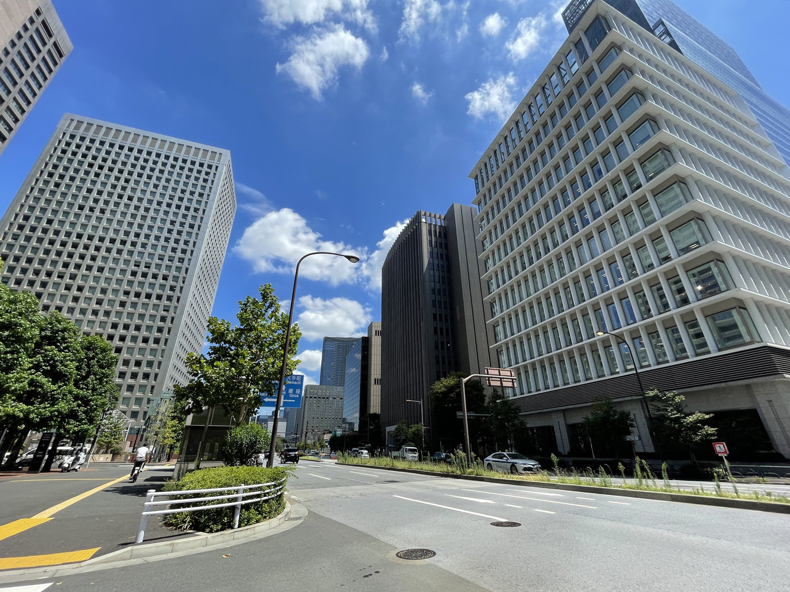 日比谷ビルディング前面の日比谷通り