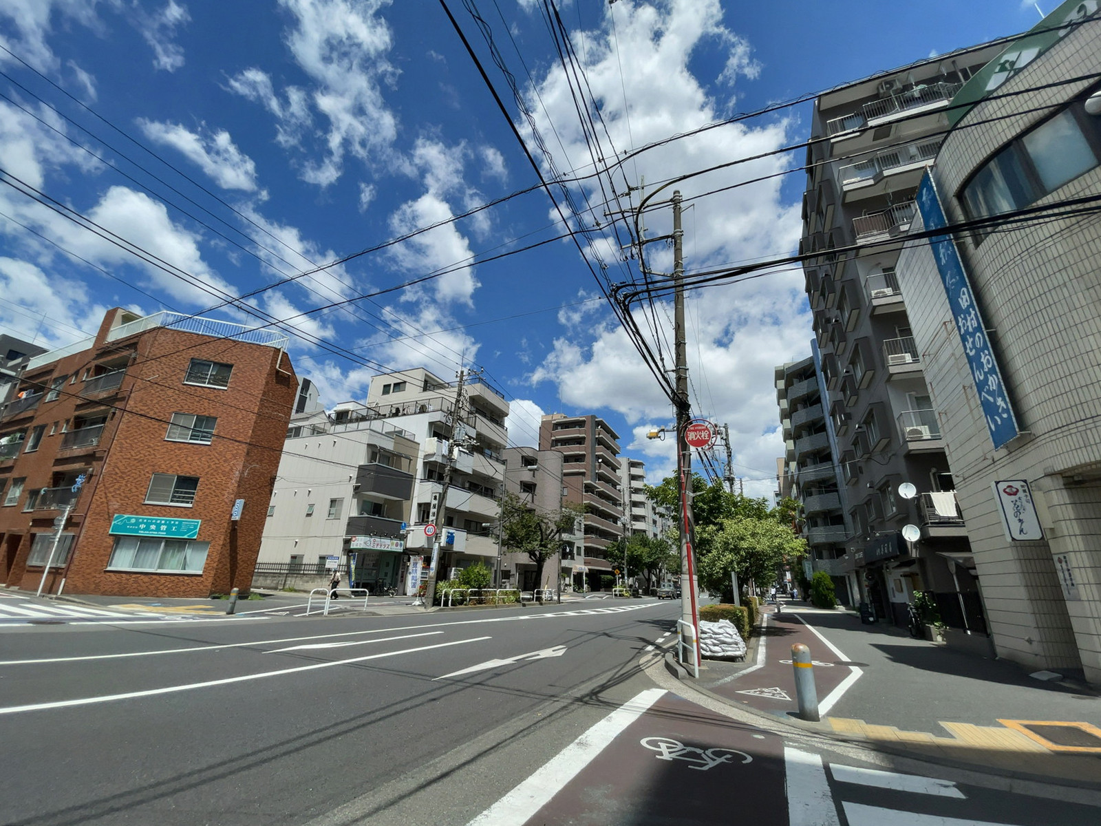 岡安ビル前面の通り