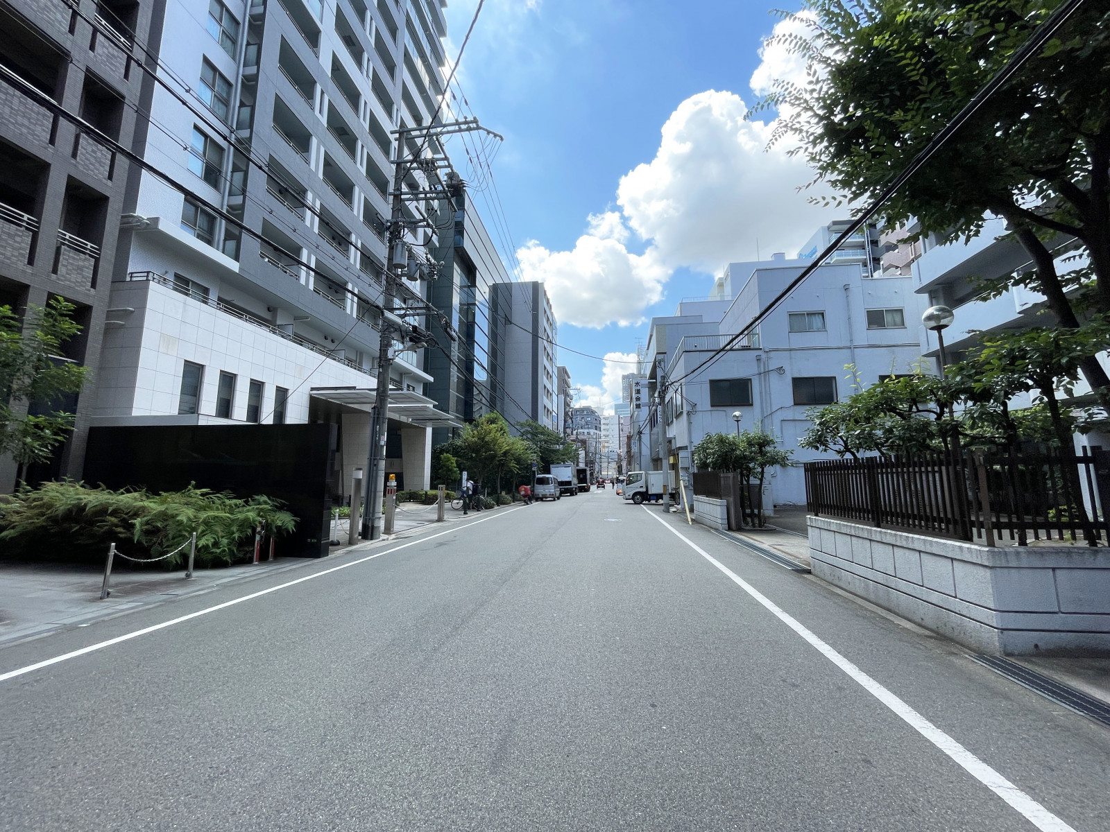第3新興ビル前面の通り