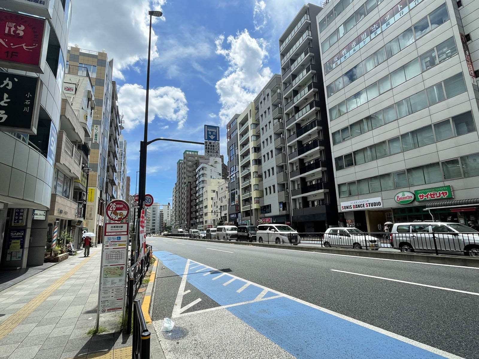信濃路ビル前面の春日通り