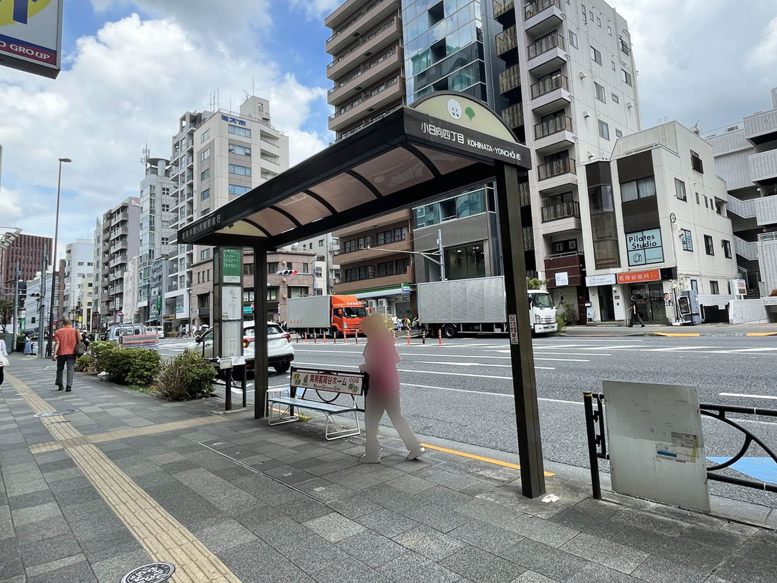 ビル前のバス停「小日向四丁目」