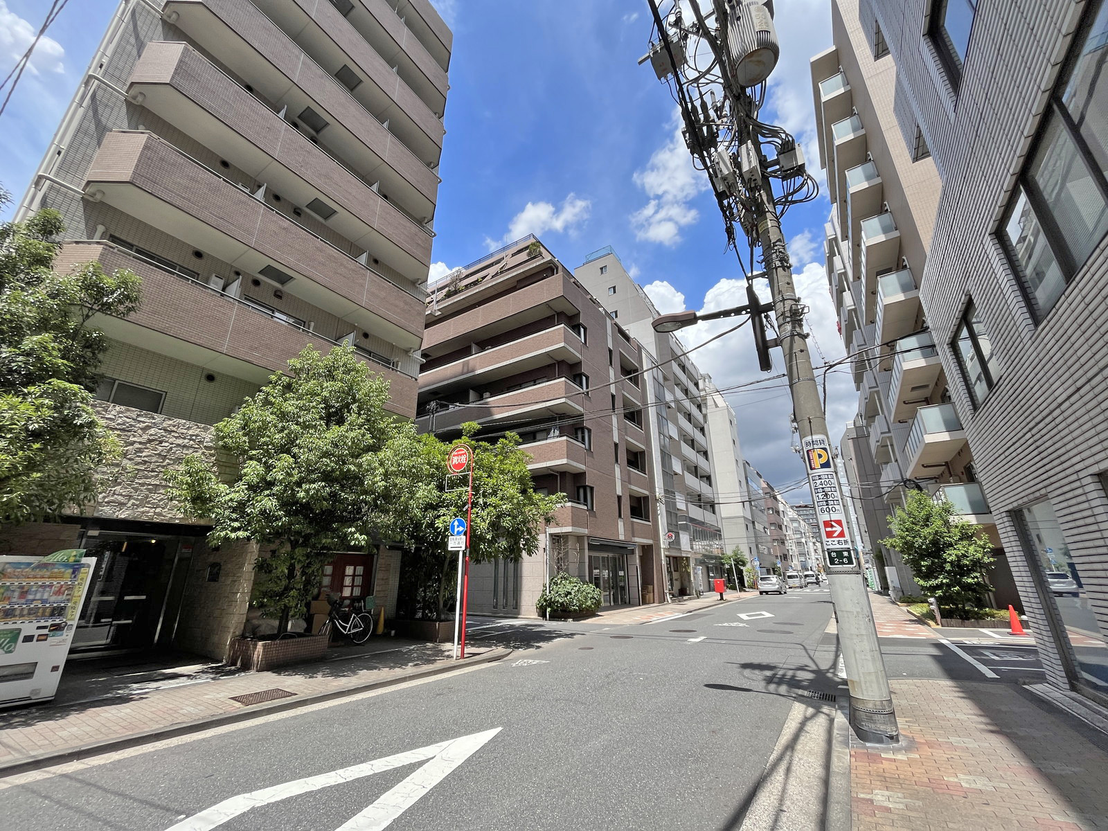 陽輪台みかみビル前面通り