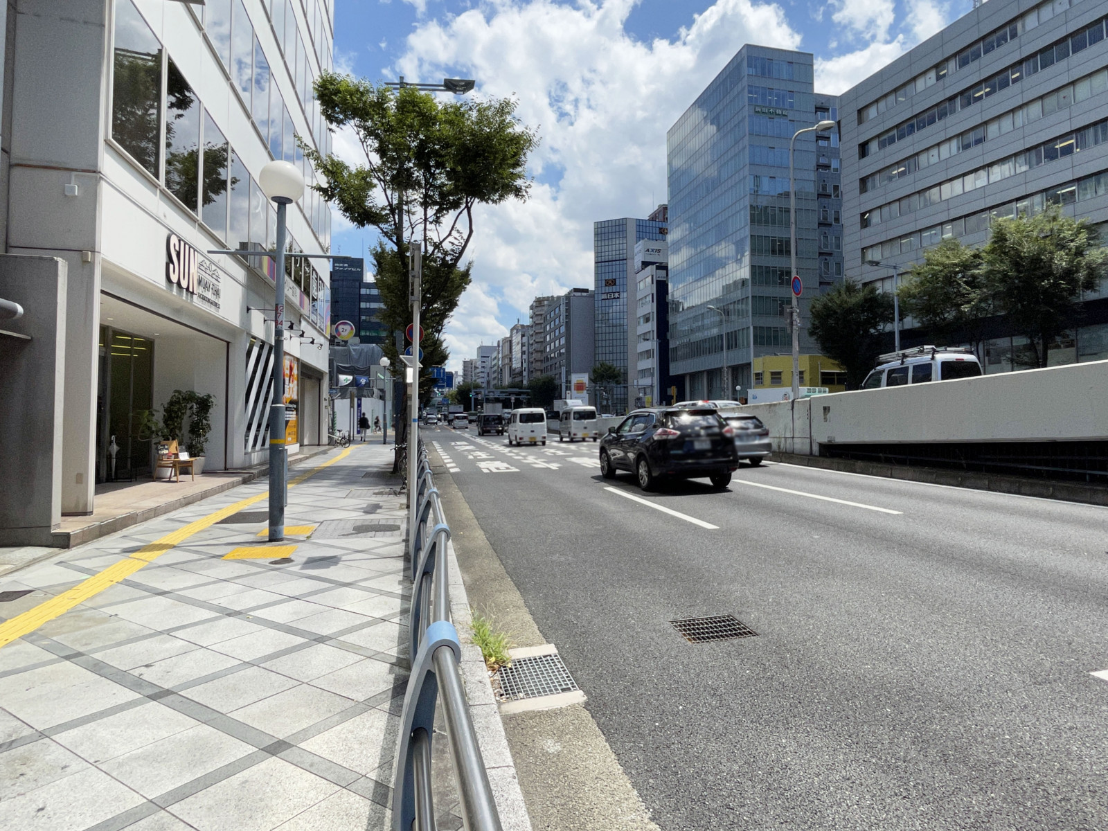 大阪弁護士ビル前面の通り