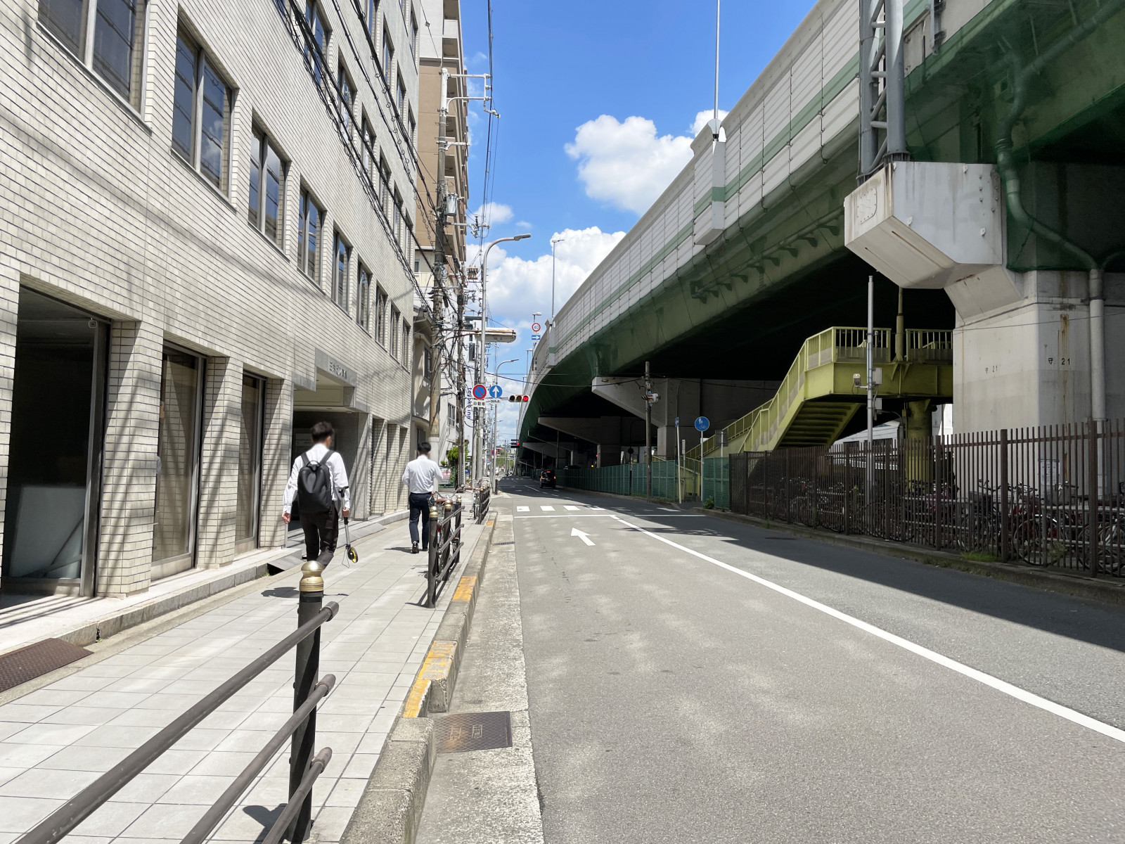 三共ビル東館前面の通り