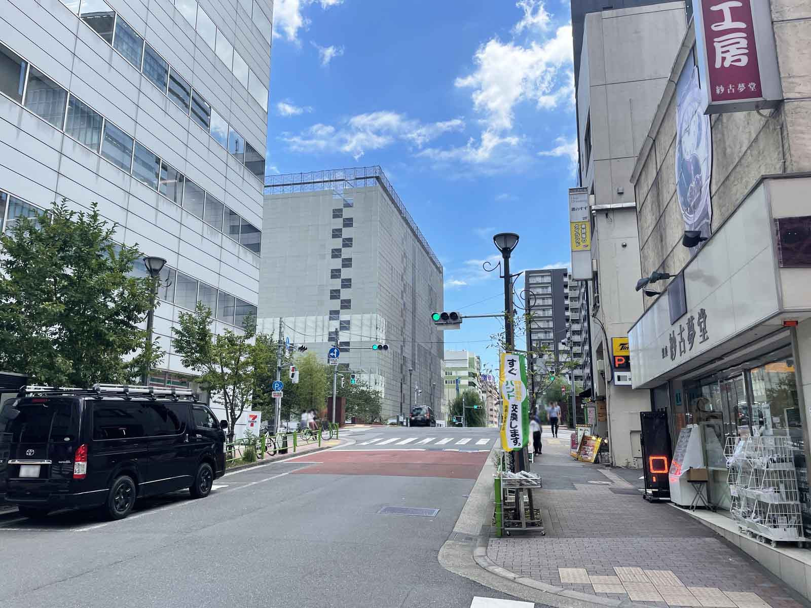 第一恒産ビル前面の松屋通り