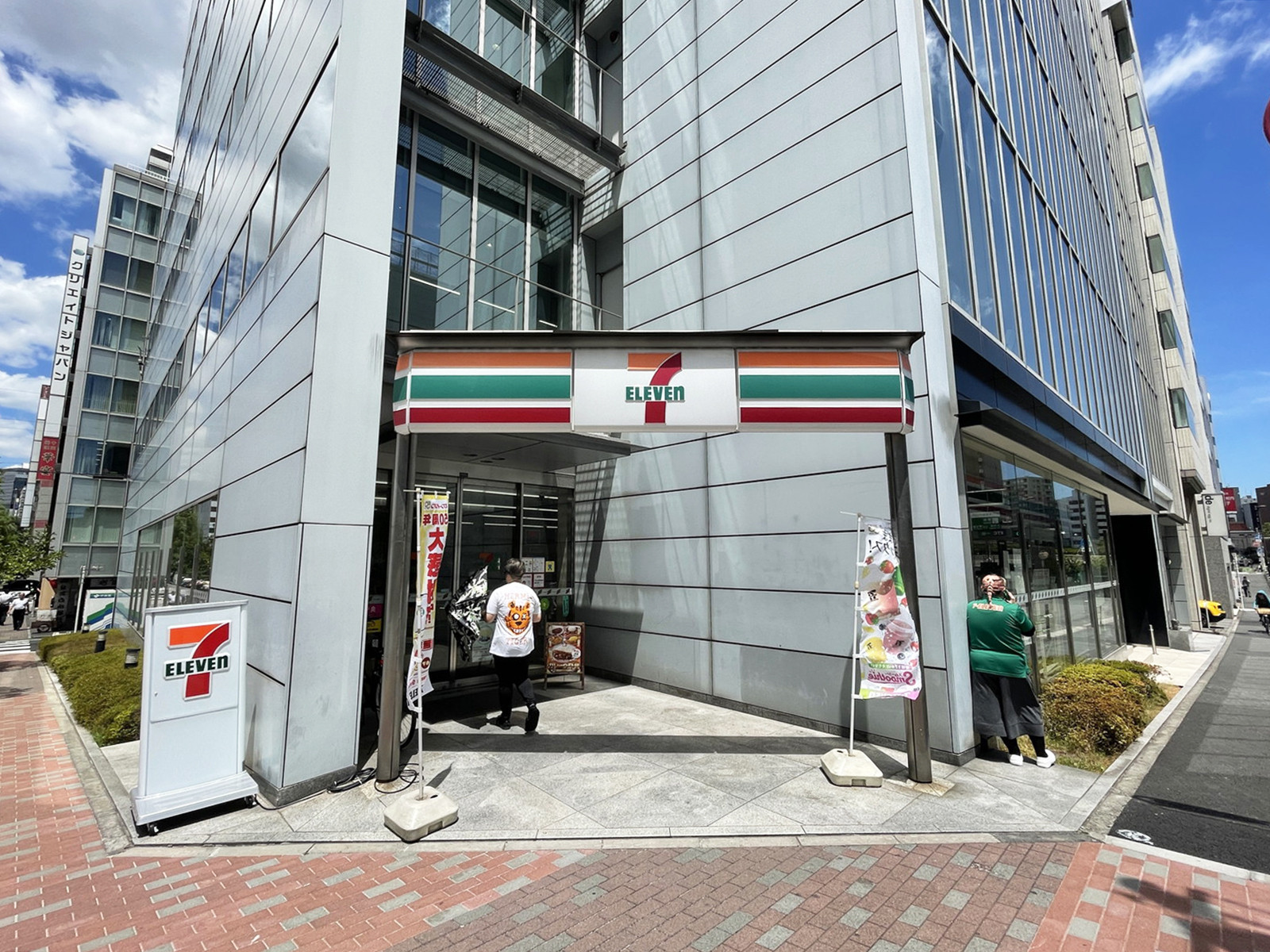 並びのセブンイレブン銀座3丁目店